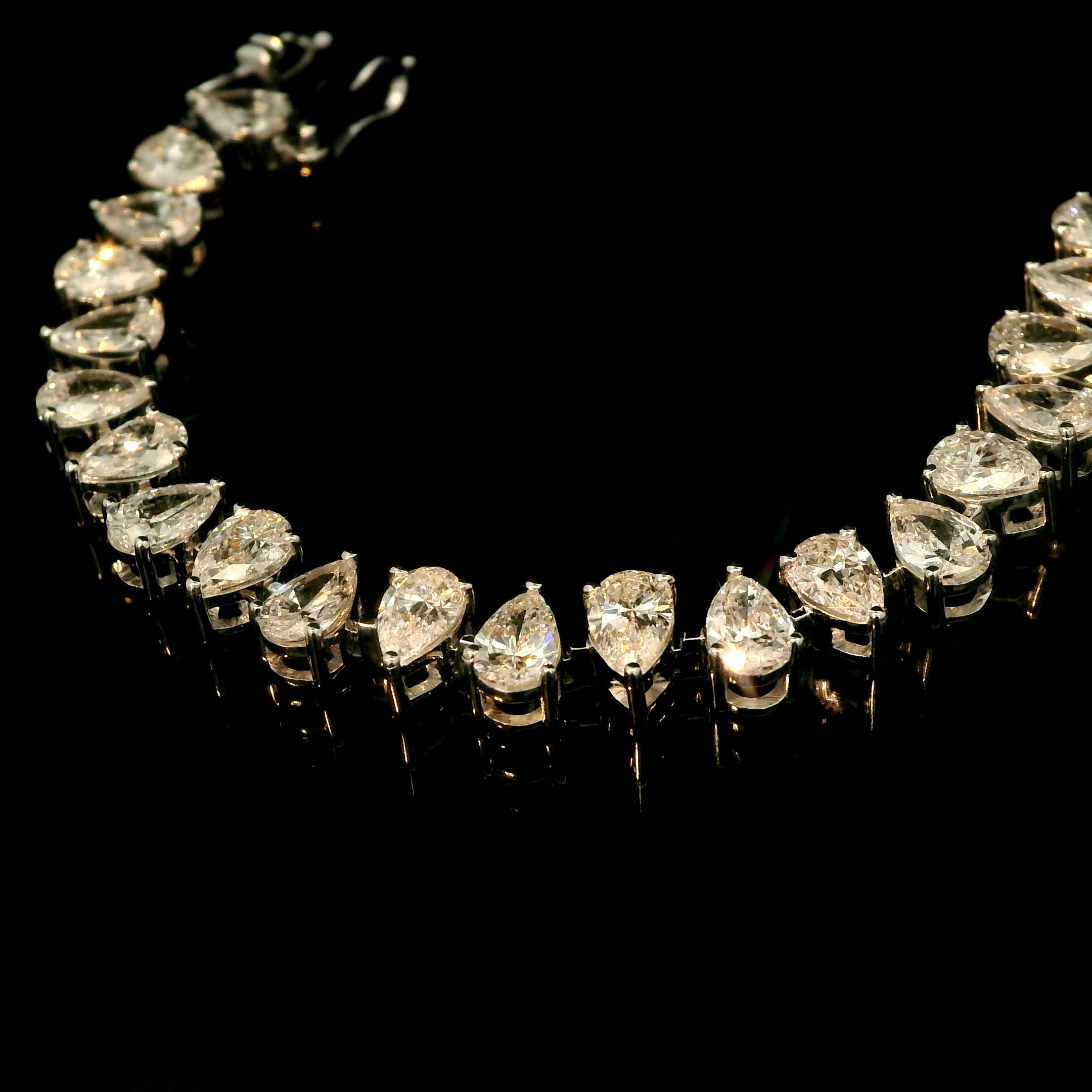 Pear-Shaped Diamond Gold Bracelet By MaMél Lux