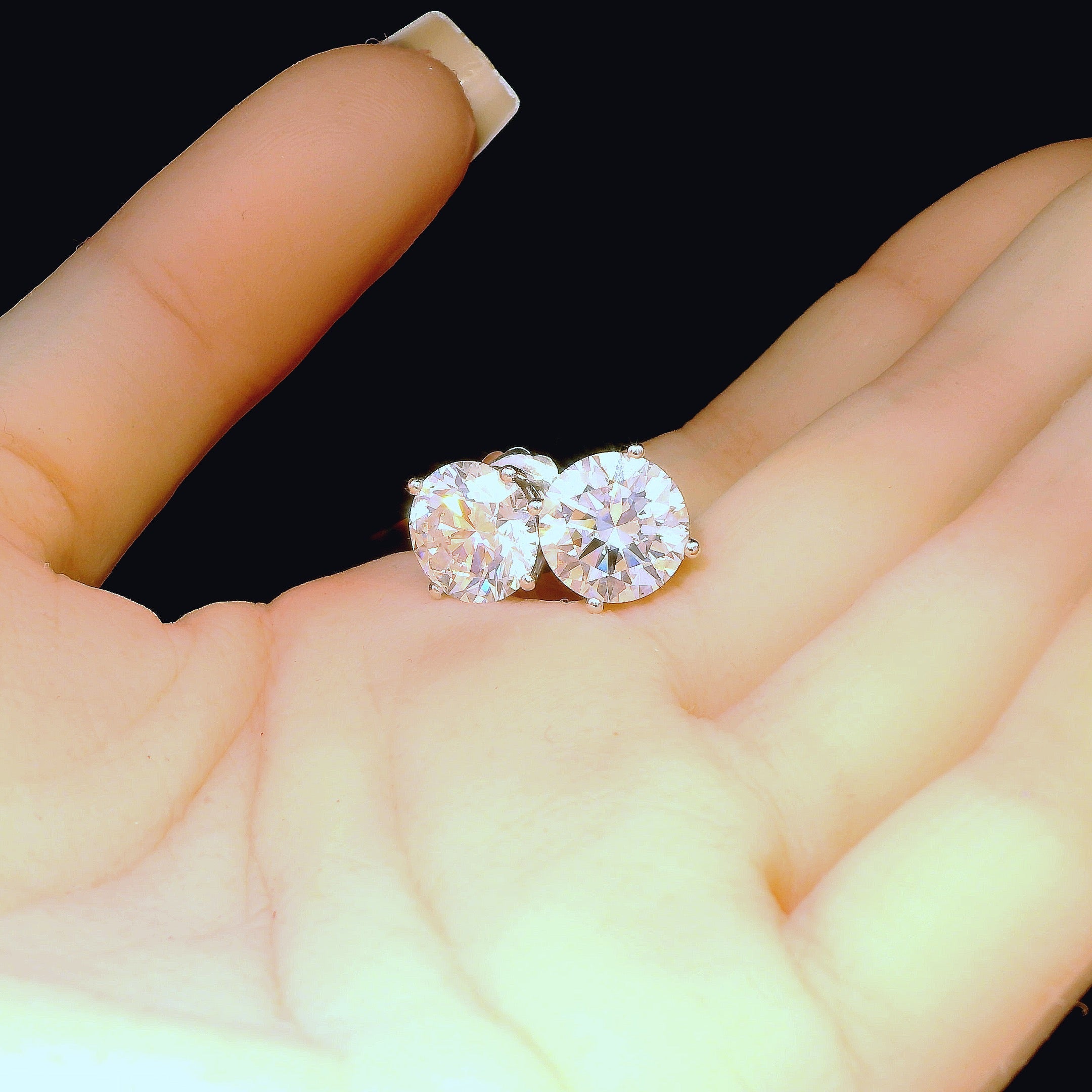 8 cttw Elegant Round Diamond Studs