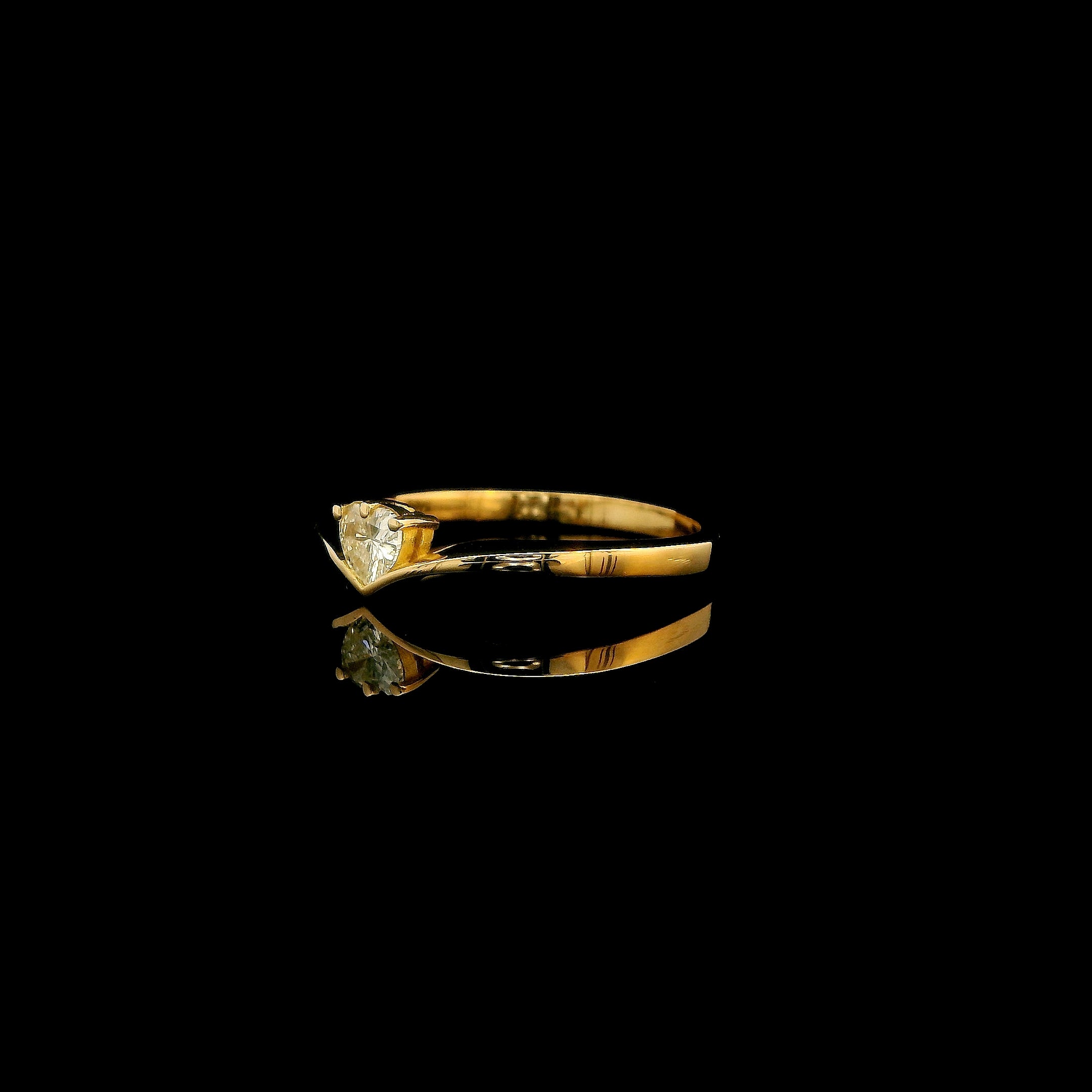 The Amora Heart Ring 18K Gold with 0.25ct Natural Diamond