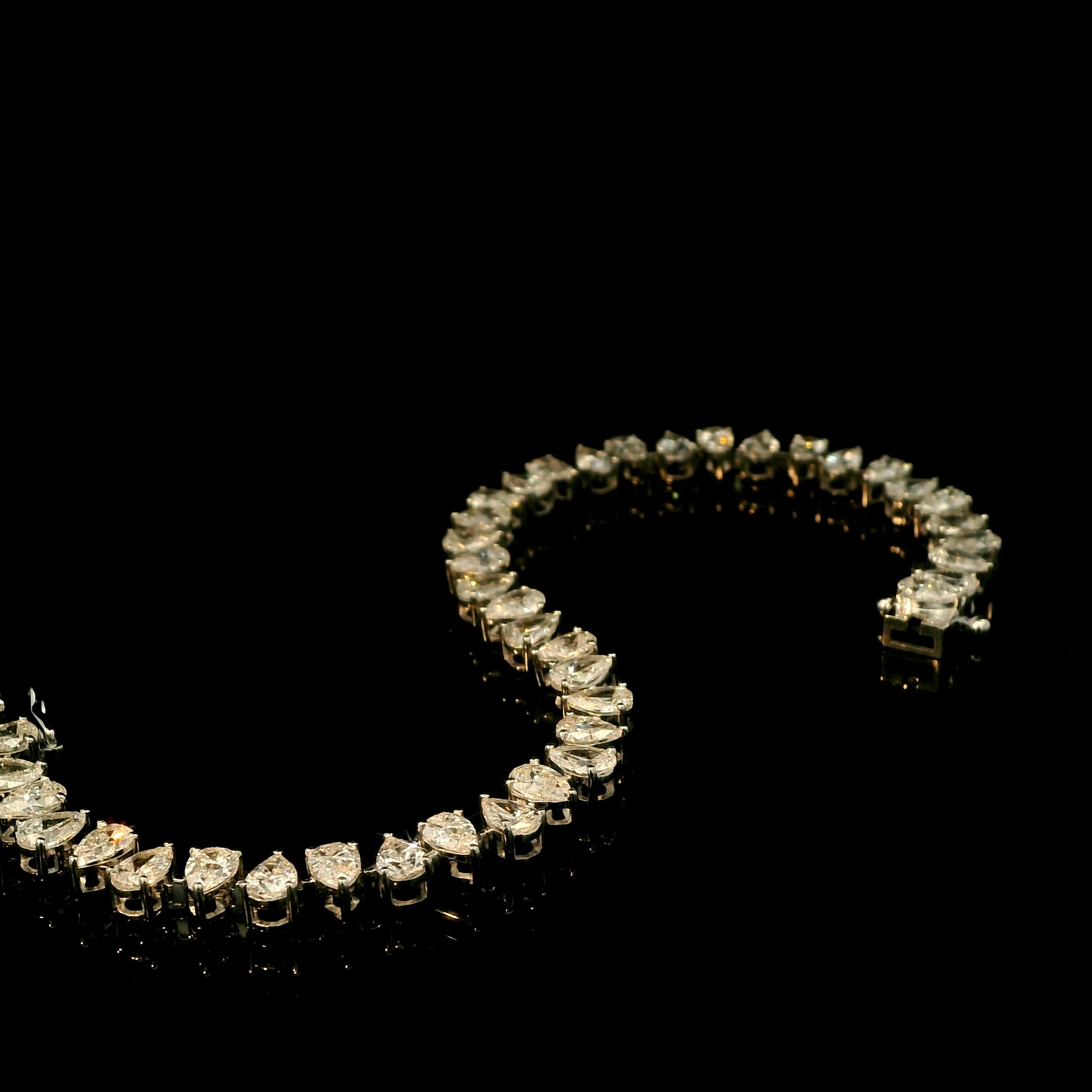 Pear-Shaped Diamond Gold Bracelet By MaMél Lux