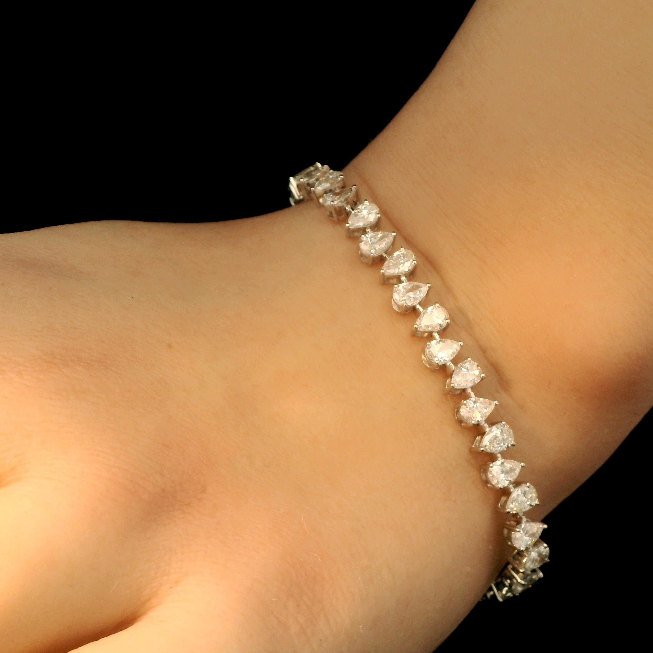 Pear-Shaped Diamond Gold Bracelet By MaMél Lux