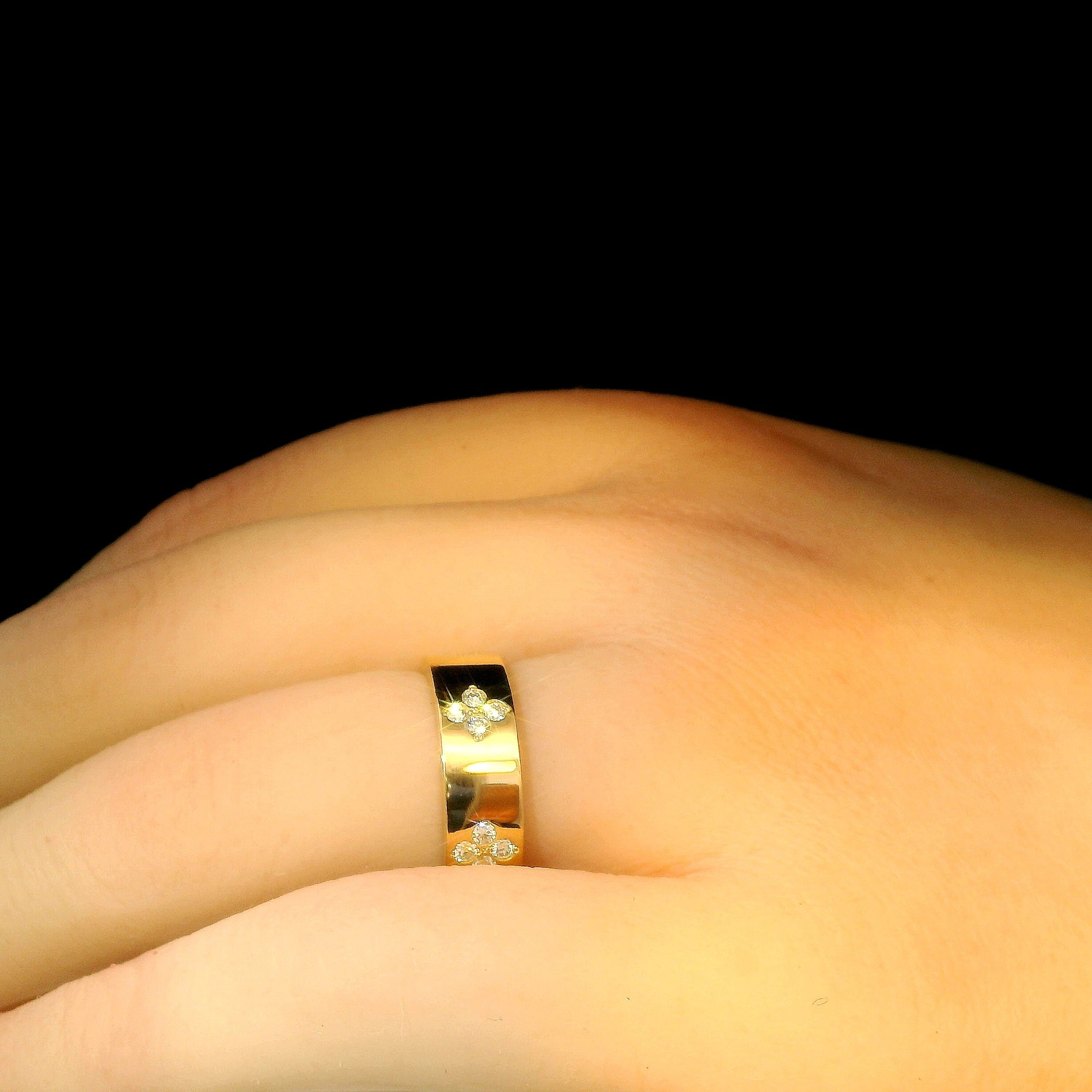 Diamond flower thick gold band